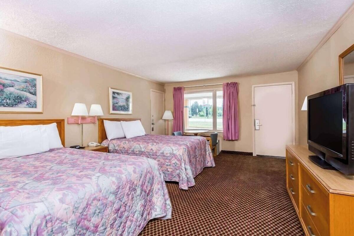 Desk, soundproofing, free cots/infant beds, rollaway beds