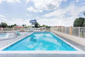 Piscine extérieure en saison