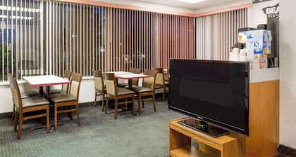 Travelodge by Wyndham Ridgeway Martinsville Area