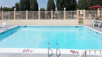 Piscine extérieure (ouverte en saison)