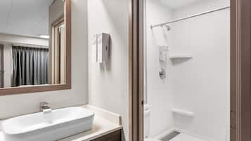 Combined shower/tub, hair dryer, towels