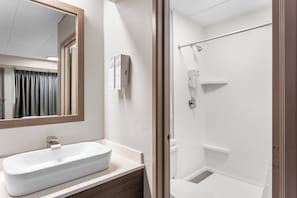 Combined shower/tub, hair dryer, towels - Red Roof Inn PLUS+ Chicago - Hoffman Estates (Hoffman Estates)