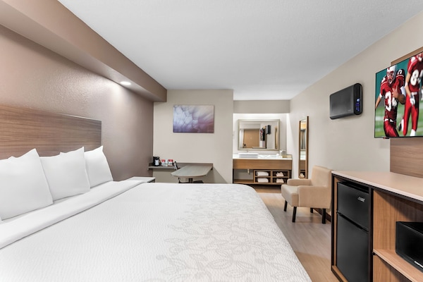 Premium Room, 1 King Bed (Smoke Free, Hypoallergenic) | Desk, blackout drapes, soundproofing, iron/ironing board
