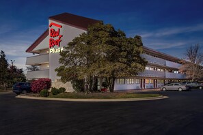 Front of property – evening/night - Red Roof Inn PLUS+ Chicago - Hoffman Estates (Hoffman Estates)