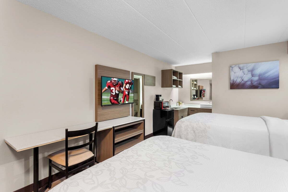 尊榮客房, 2 張標準雙人床 (Upgraded Bedding & Snack, Smoke Free) | 書桌、遮光布/窗簾、隔音、熨斗/熨衣板