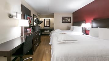 Habitación Premium, 2 camas matrimoniales (Upgraded Bedding & Snack, Smoke Free) | Escritorio, cortinas blackout y insonorización