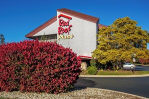Exterior - Red Roof Inn PLUS+ Chicago - Hoffman Estates (Hoffman Estates)