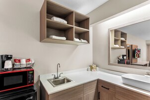 Escritorio, cortinas opacas, sistema de insonorización