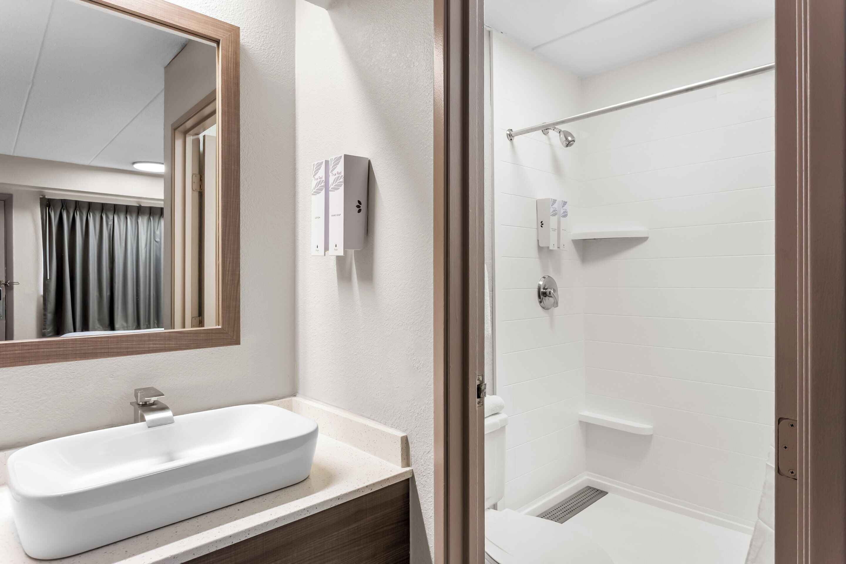 Combined shower/tub, hair dryer, towels