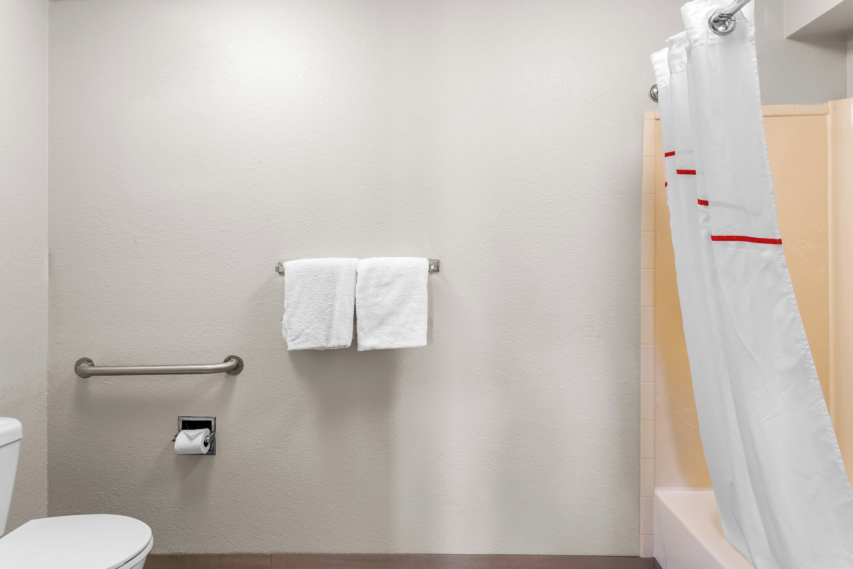 Combined shower/tub, hair dryer, towels