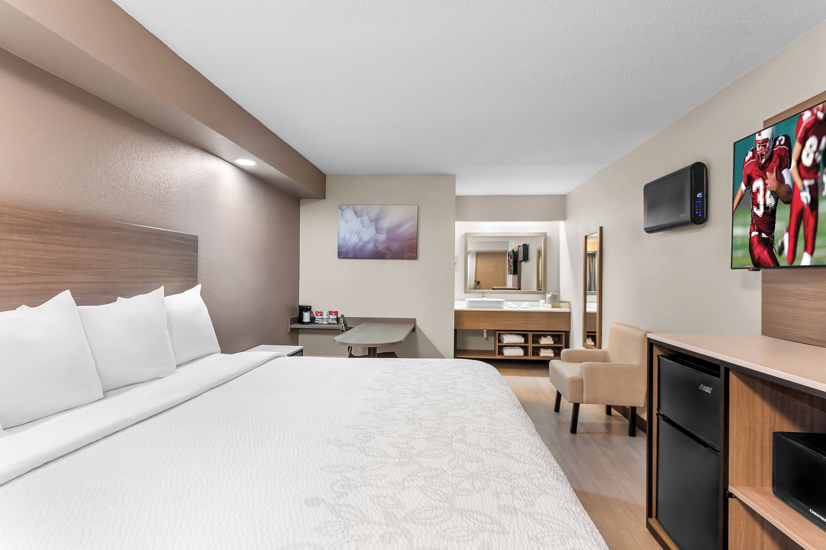 Escritorio, cortinas blackout y sistema de insonorización 