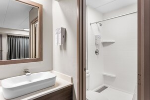 Combined shower/tub, hair dryer, towels