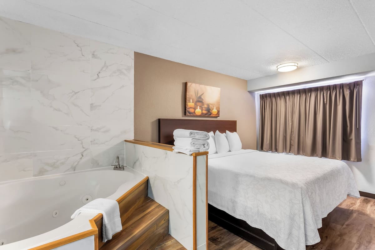 Deluxe Room, 1 King Bed (Smoke Free, Jetted Tub) | Desk, blackout drapes, soundproofing, iron/ironing board