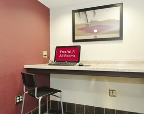 Business center - Red Roof Inn PLUS+ Chicago - Hoffman Estates (Hoffman Estates)