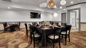 Restaurant - Holiday Inn Peterborough-Waterfront, ON by IHG (Peterborough)