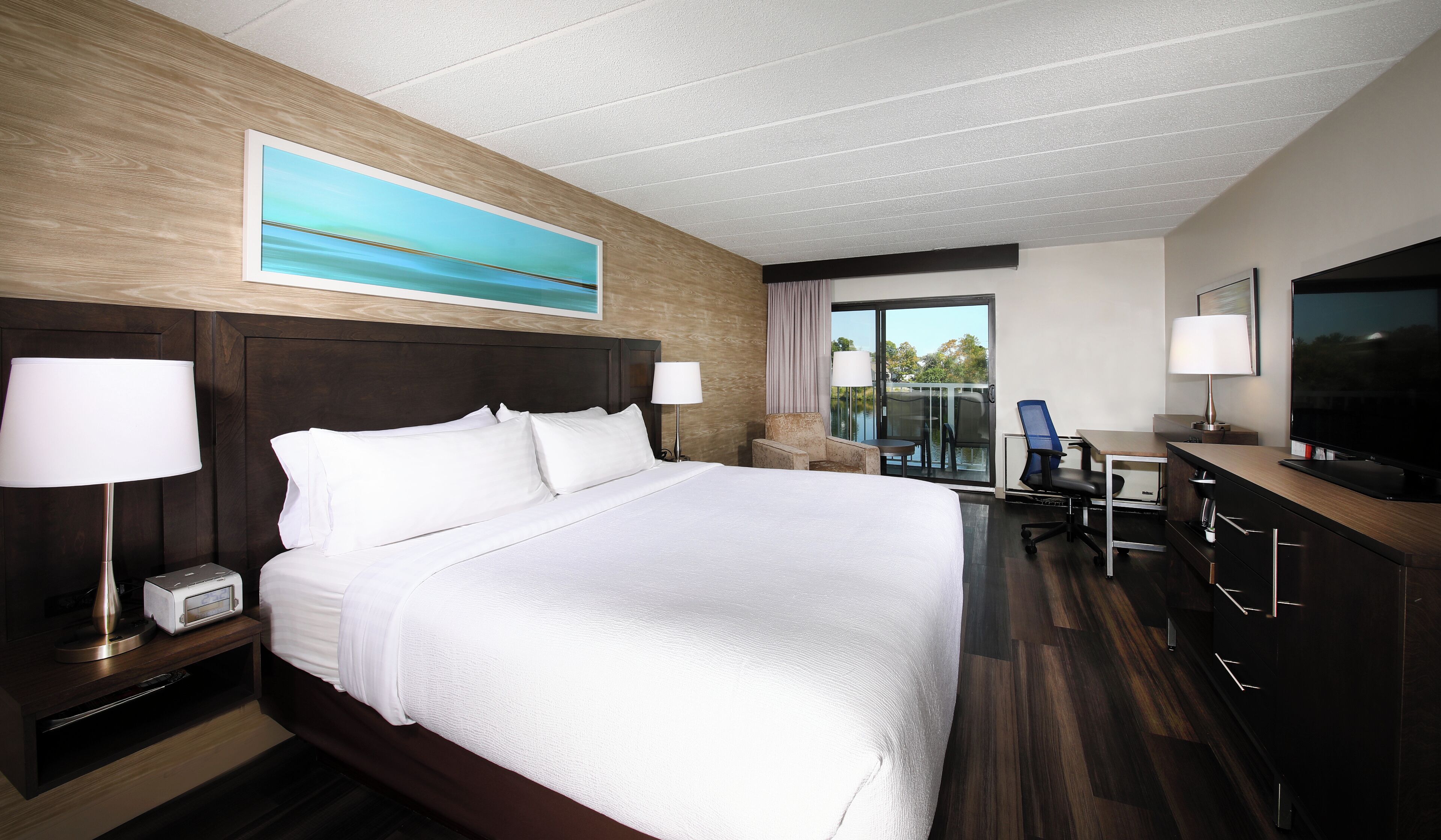 Bureau, chambres insonorisées, fer et planche à repasser