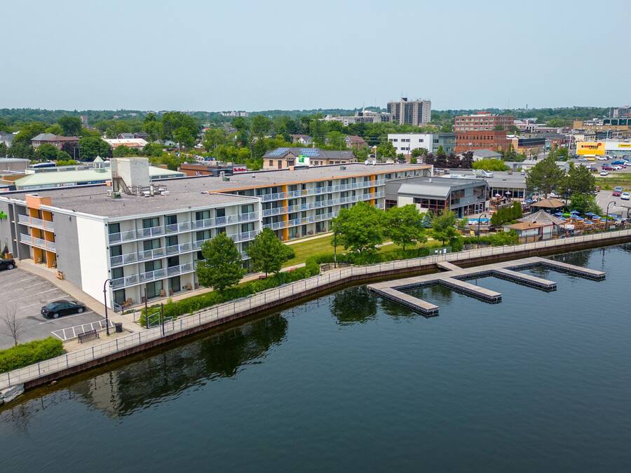 Un hôtel moderne à plusieurs étages, doté d’un parking et offrant une vue sur le front de mer.