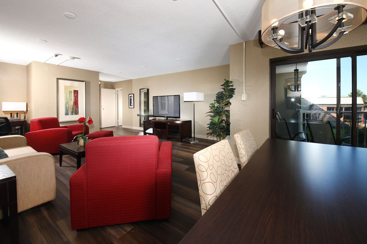 Suite, 1 King Bed | 1 bedroom, in-room safe, soundproofing, iron/ironing board