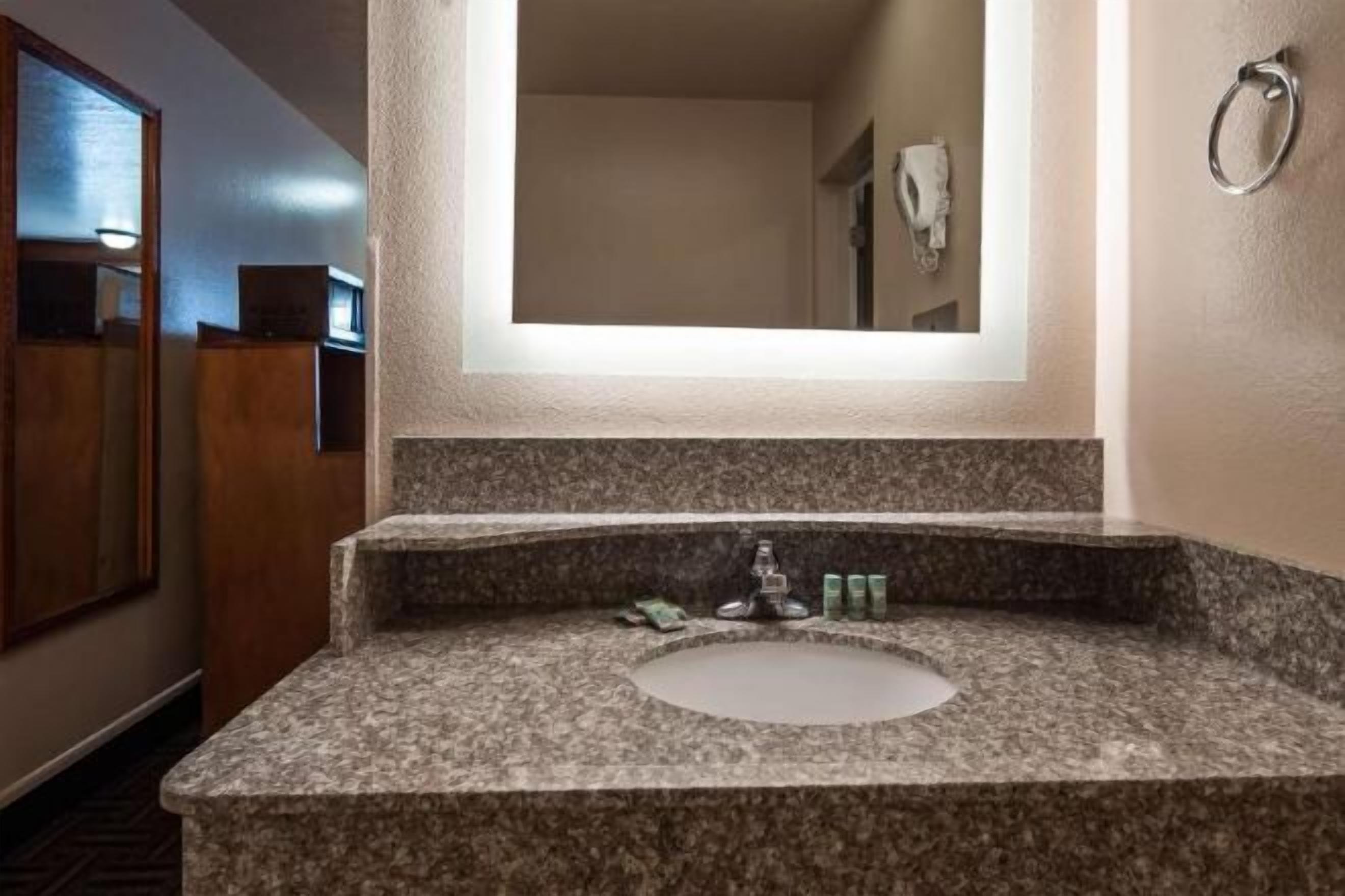 Bathroom | Free toiletries, hair dryer, towels