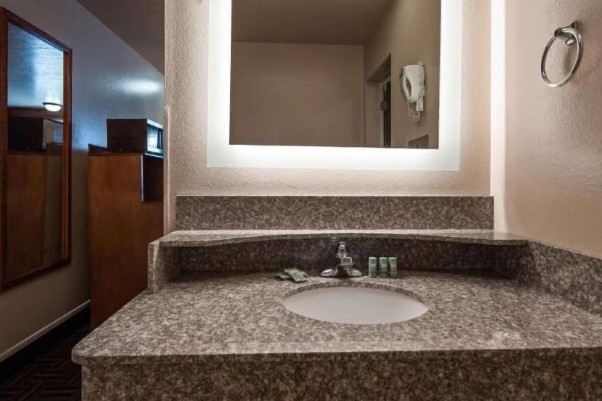 Bathroom | Free toiletries, hair dryer, towels