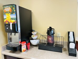 Free daily continental breakfast  - Days Inn by Wyndham Harriman (Harriman)