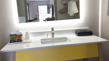 Combined shower/tub, free toiletries, hair dryer, towels