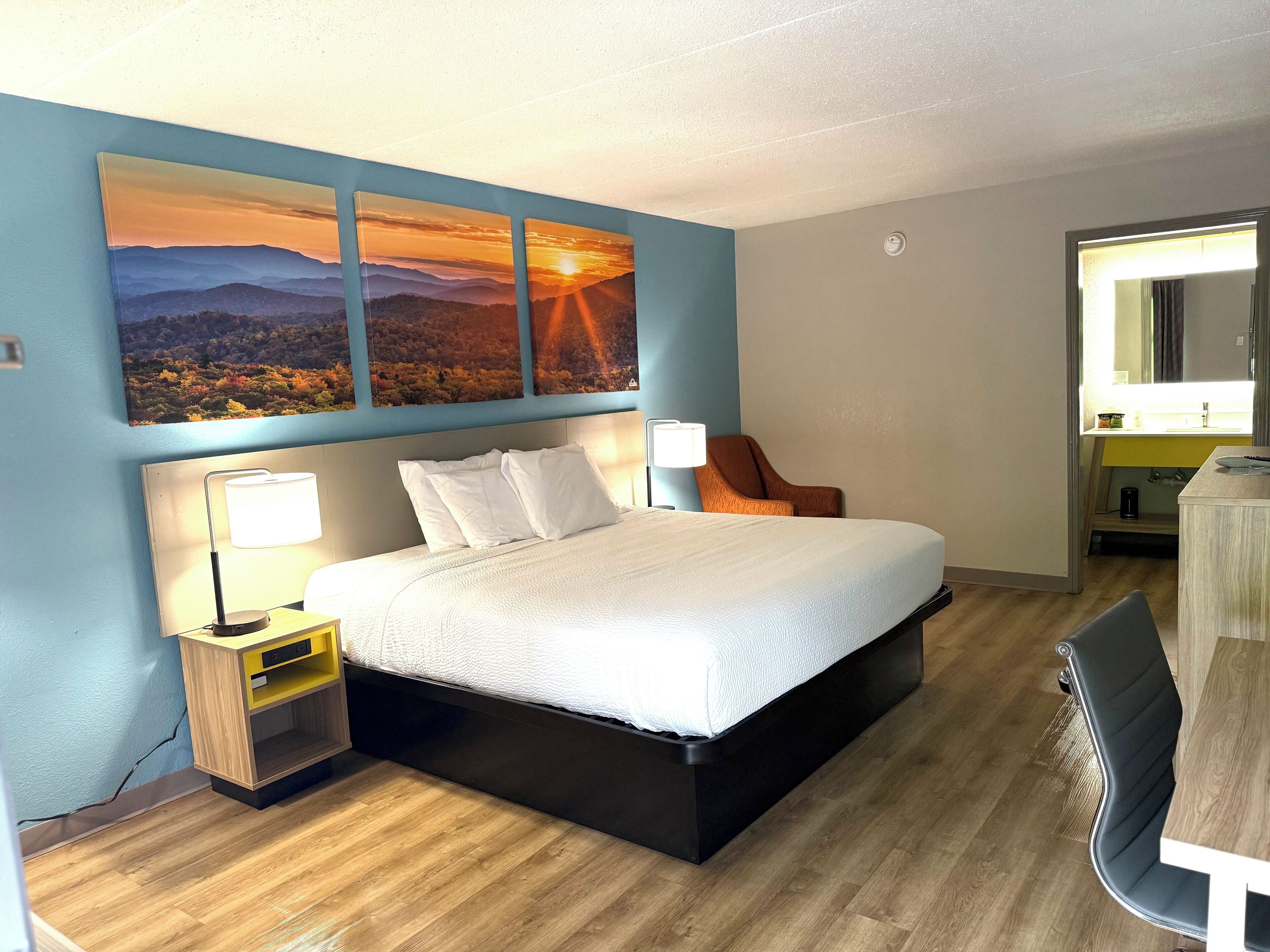 Chambre Standard, 1 très grand lit | Bureau, espace de travail pour ordinateurs portables