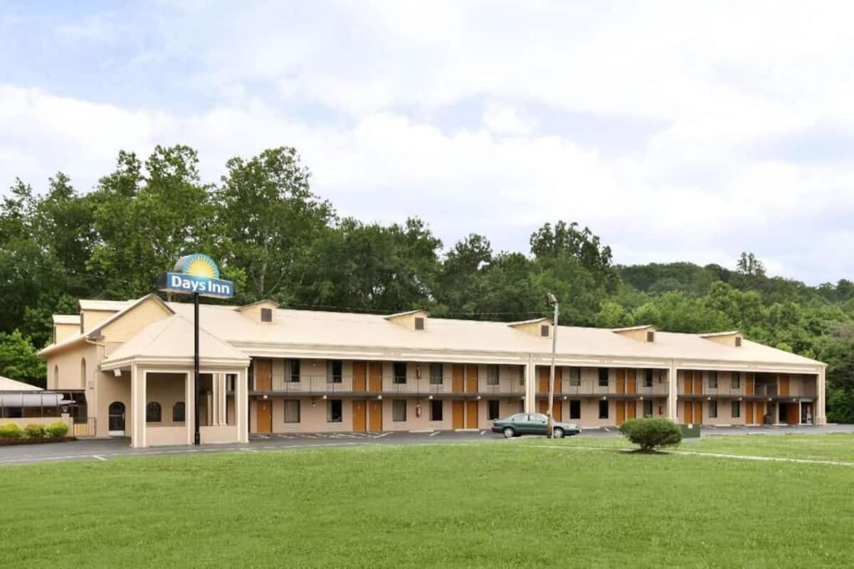 A Days Inn with a two-story building, a parking lot, and a grassy area in front.