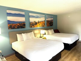 办公桌、笔记本电脑工作区、遮光窗帘、熨斗/熨衣板