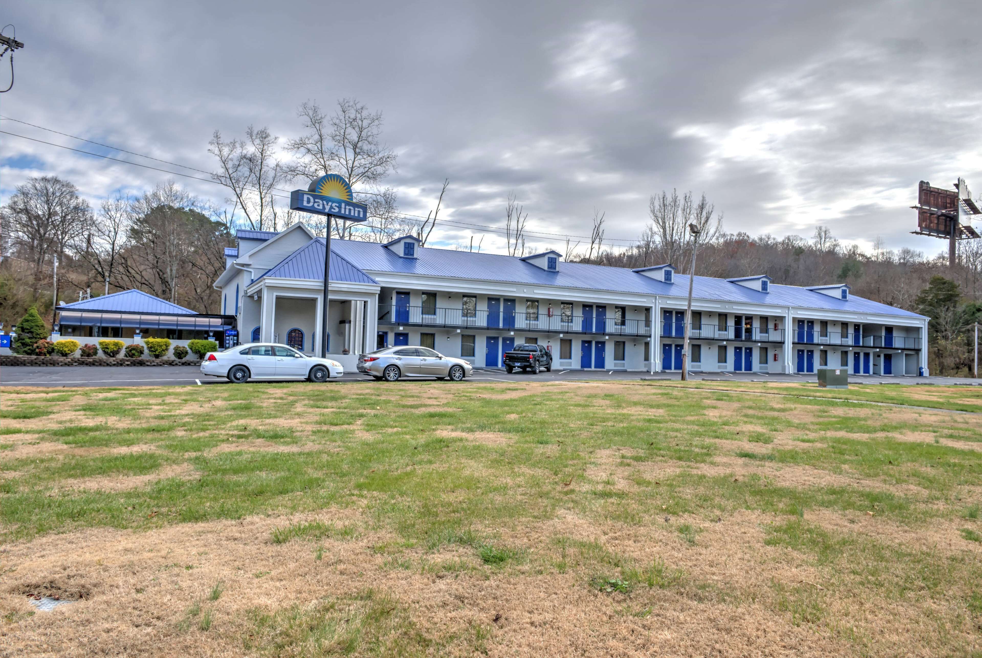 A motel with a blue roof and a sign for Days Inn.