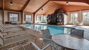 Una piscina cubierta, tumbonas