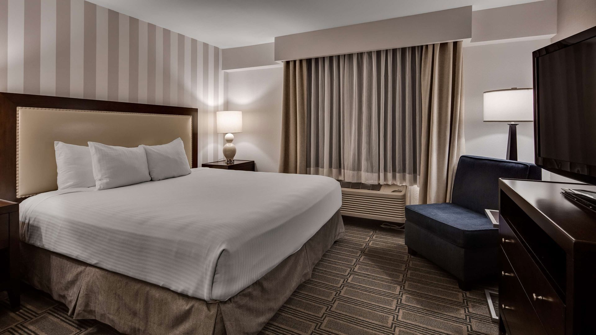 Iron/ironing board, bed sheets