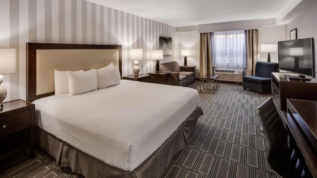 Iron/ironing board, bed sheets