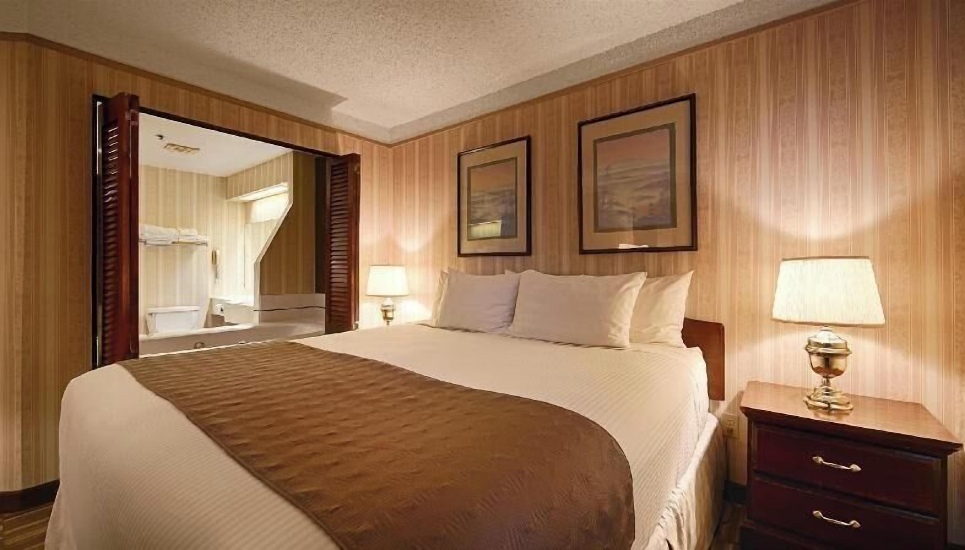 Iron/ironing board, bed sheets