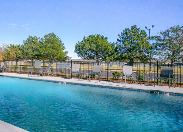 Una piscina al aire libre