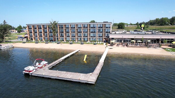 A waterfront hotel with a dock, a pool area, and a building with multiple balconies. - Holiday Inn Detroit Lakes - Lakefront by IHG (Detroit Lakes)