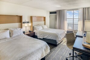 Habitación estándar, 2 camas de matrimonio, balcón | 1 dormitorio, caja fuerte, escritorio y cortinas opacas