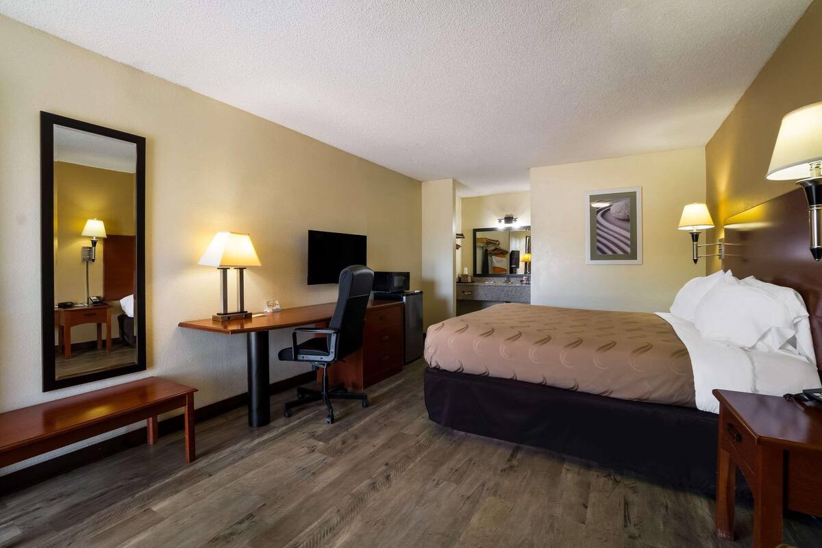 Iron/ironing board, WiFi (free), alarm clocks, bed sheets