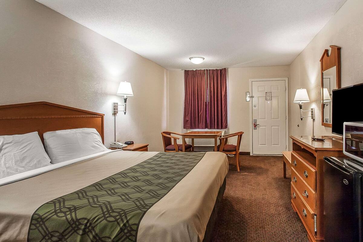 Iron/ironing board, WiFi (free), alarm clocks, bed sheets