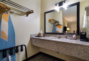 Iron/ironing board, WiFi (free), alarm clocks, bed sheets - Quality Inn Brownsville (Brownsville)