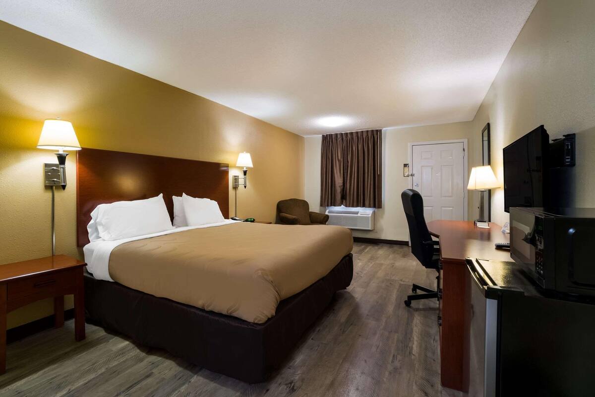 Iron/ironing board, WiFi (free), alarm clocks, bed sheets