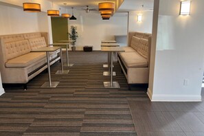 Free daily continental breakfast - Sleep Inn & Suites Memphis Southeast (Memphis)