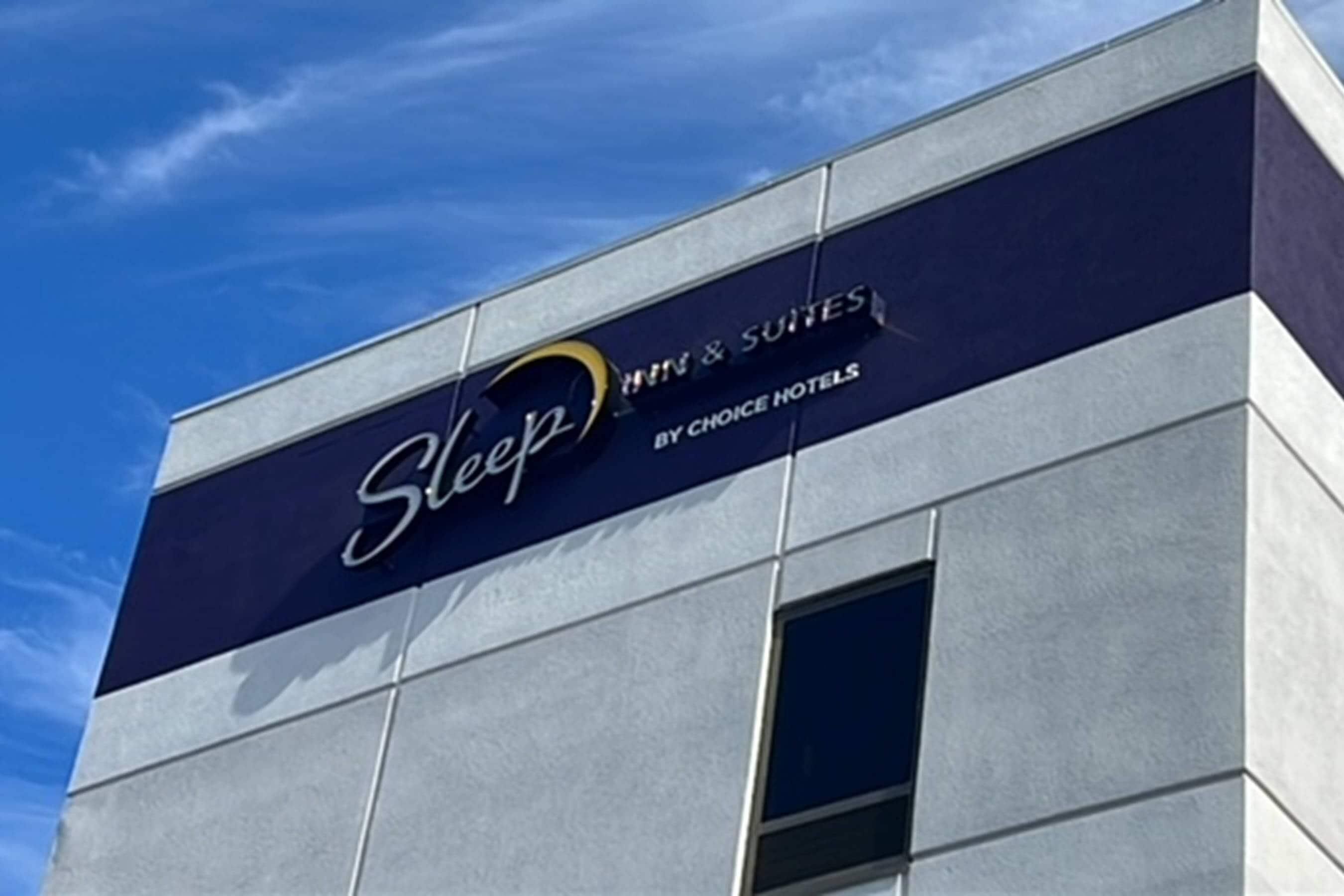 Un edificio con un letrero que dice 'Sleep by Choice Hotels'.