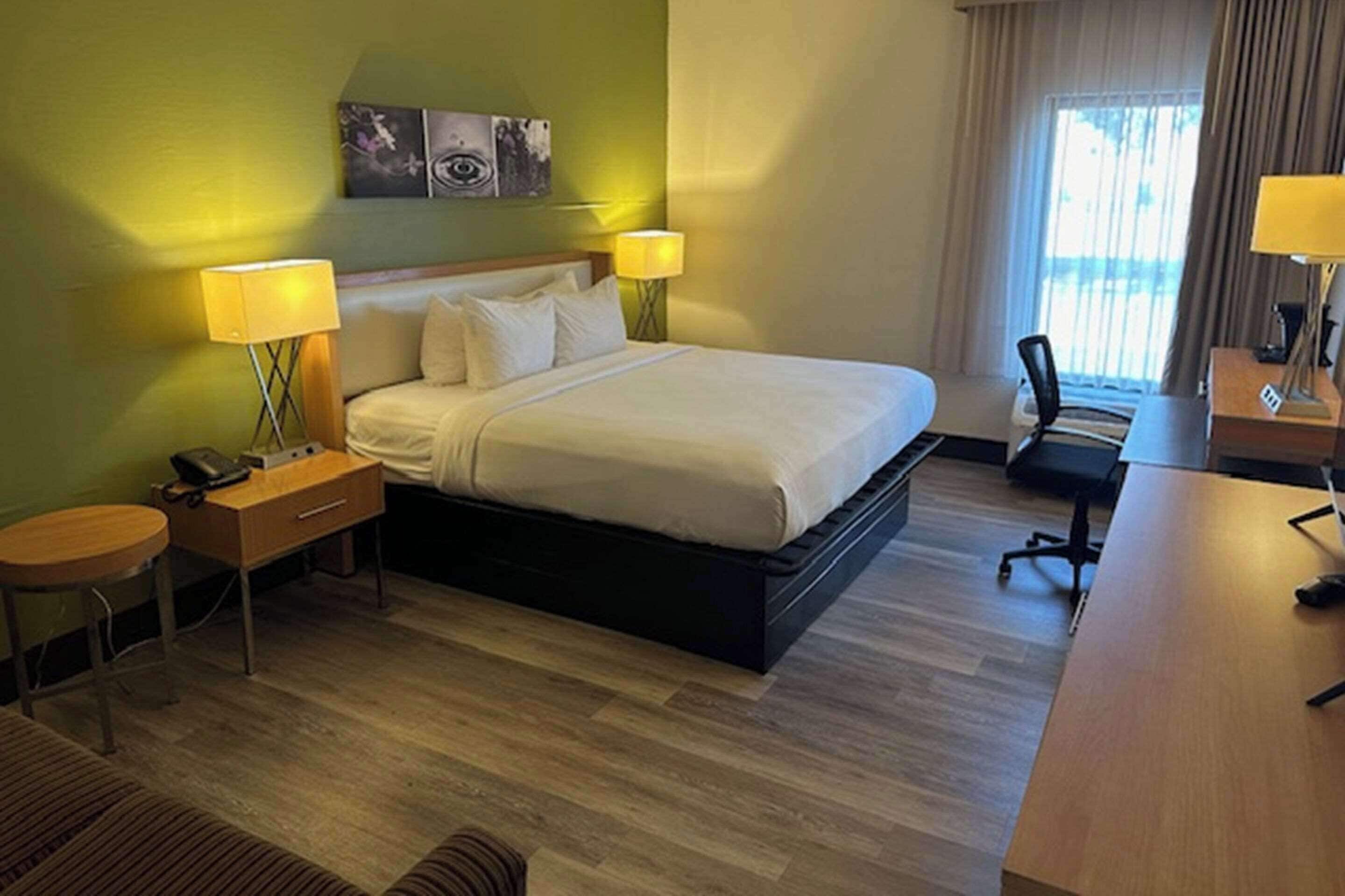 Premium bedding, desk, iron/ironing board, free rollaway beds