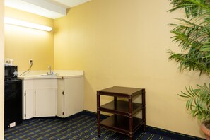 Studio Suite, 1 King Bed, Smoking | Desk, free WiFi, bed sheets