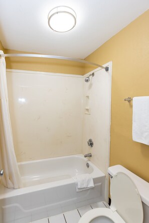 Combined shower/bathtub, hair dryer, towels