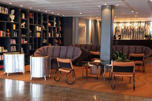 Coin salon dans le hall