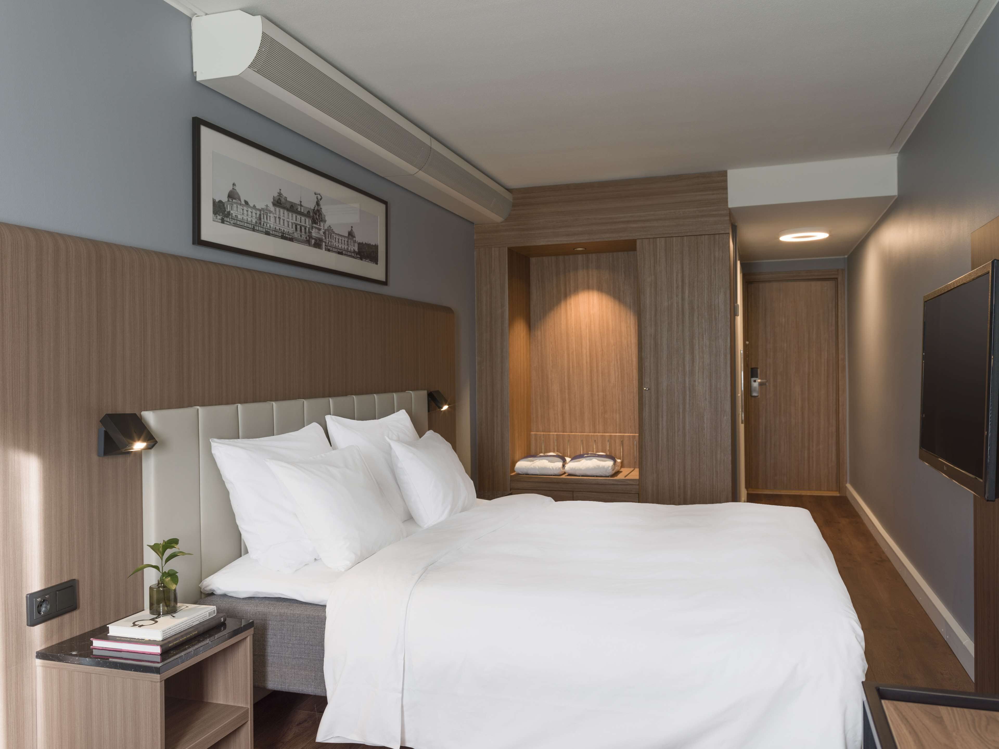 Minibar, värdeförvaringsskåp på rummet och skrivbord