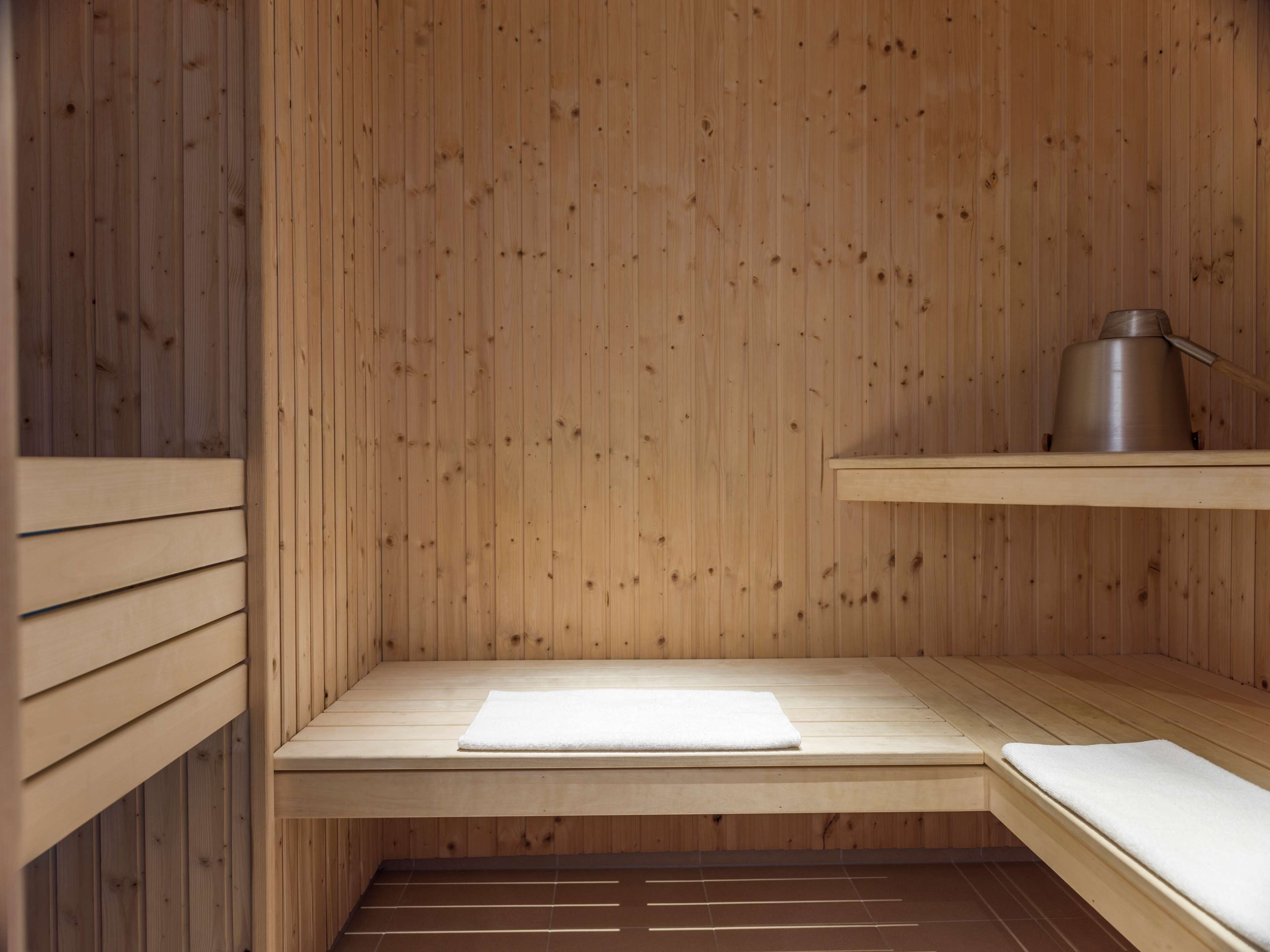 Una sauna de madera con un banco y un estante.