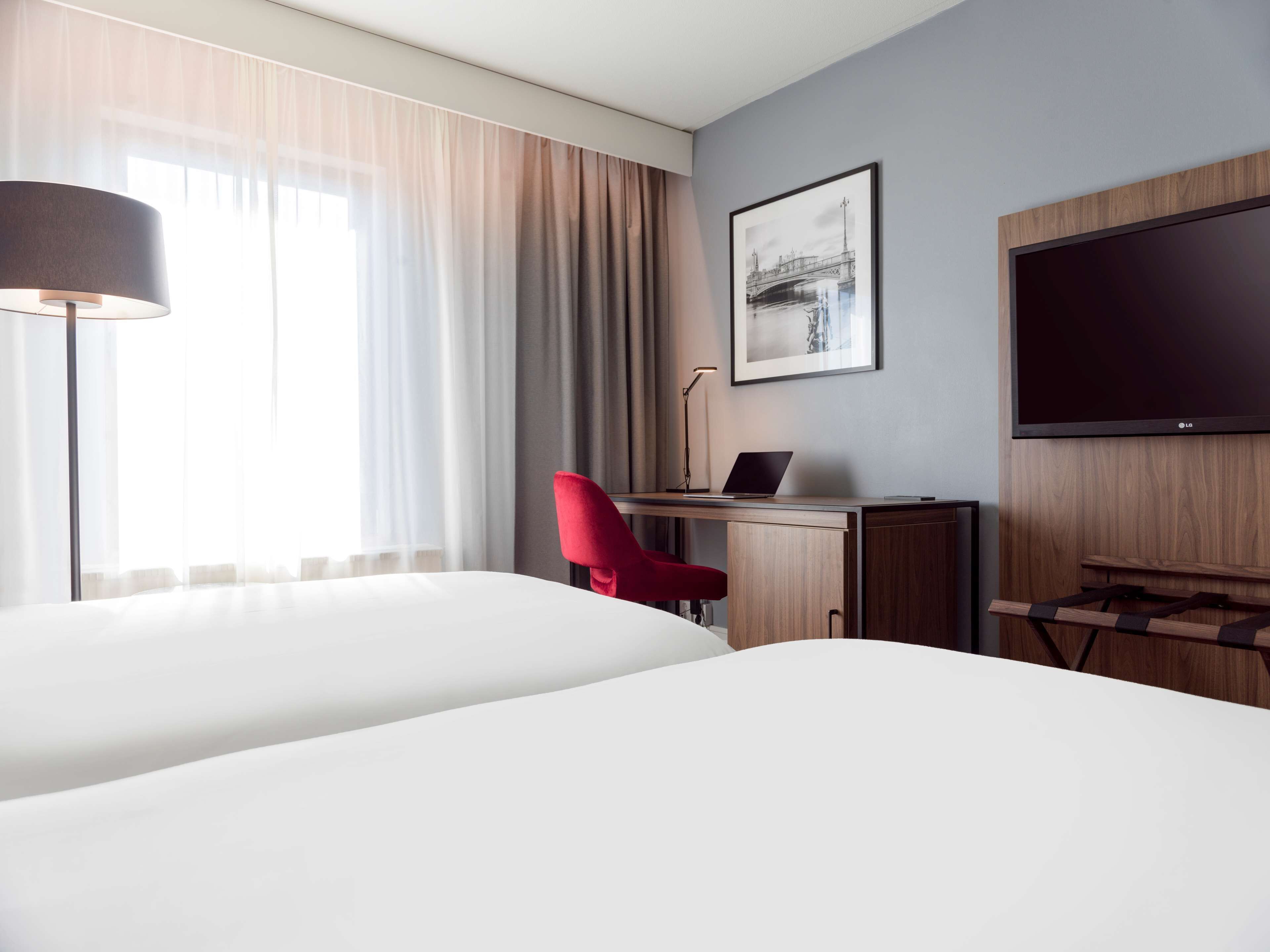 Superior Room | Minibar, in-room safe, desk, blackout drapes